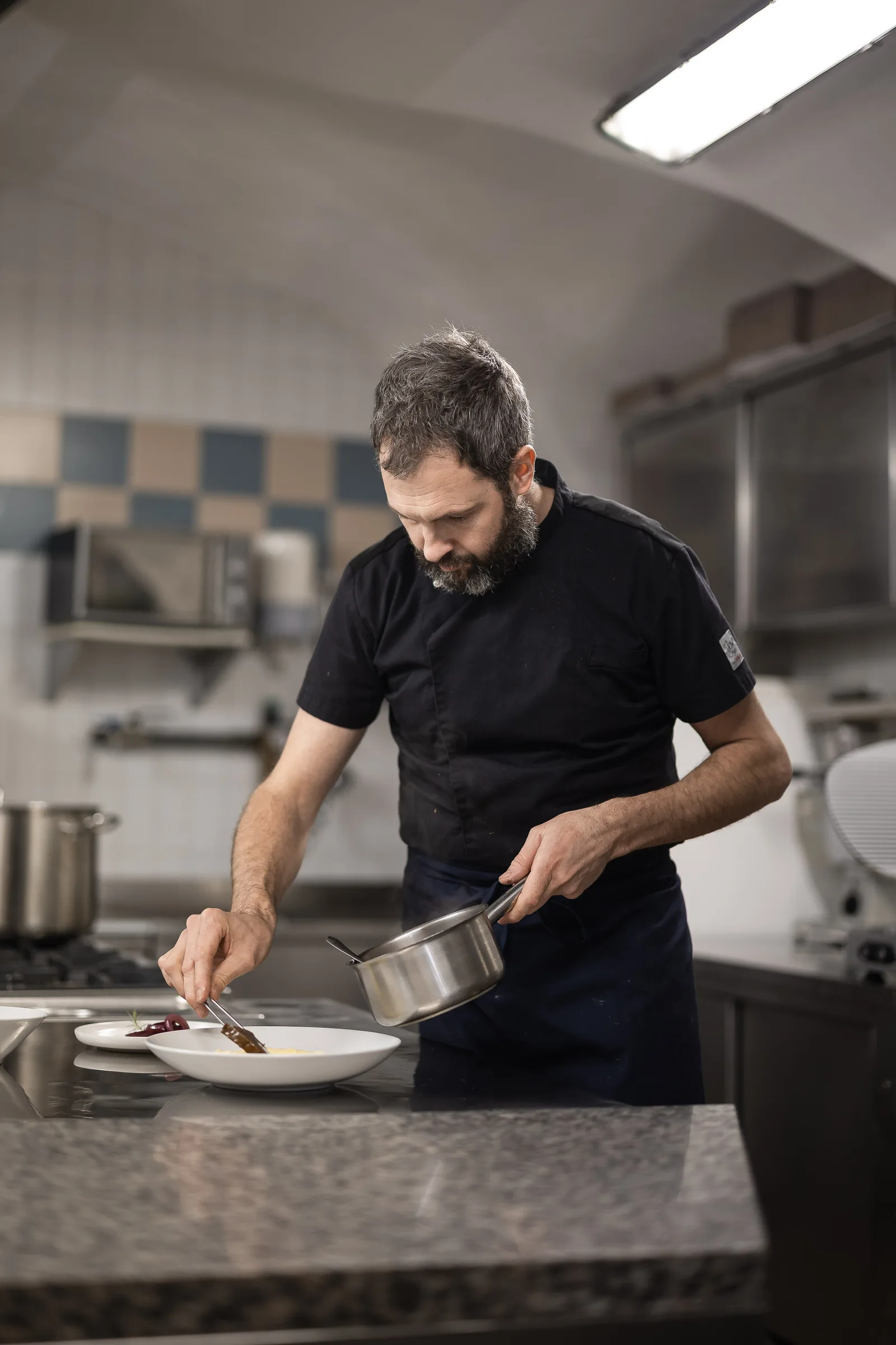 Armin Dissertori richtet in der Küche des Dorfgasthaus zur Linde einen Teller an